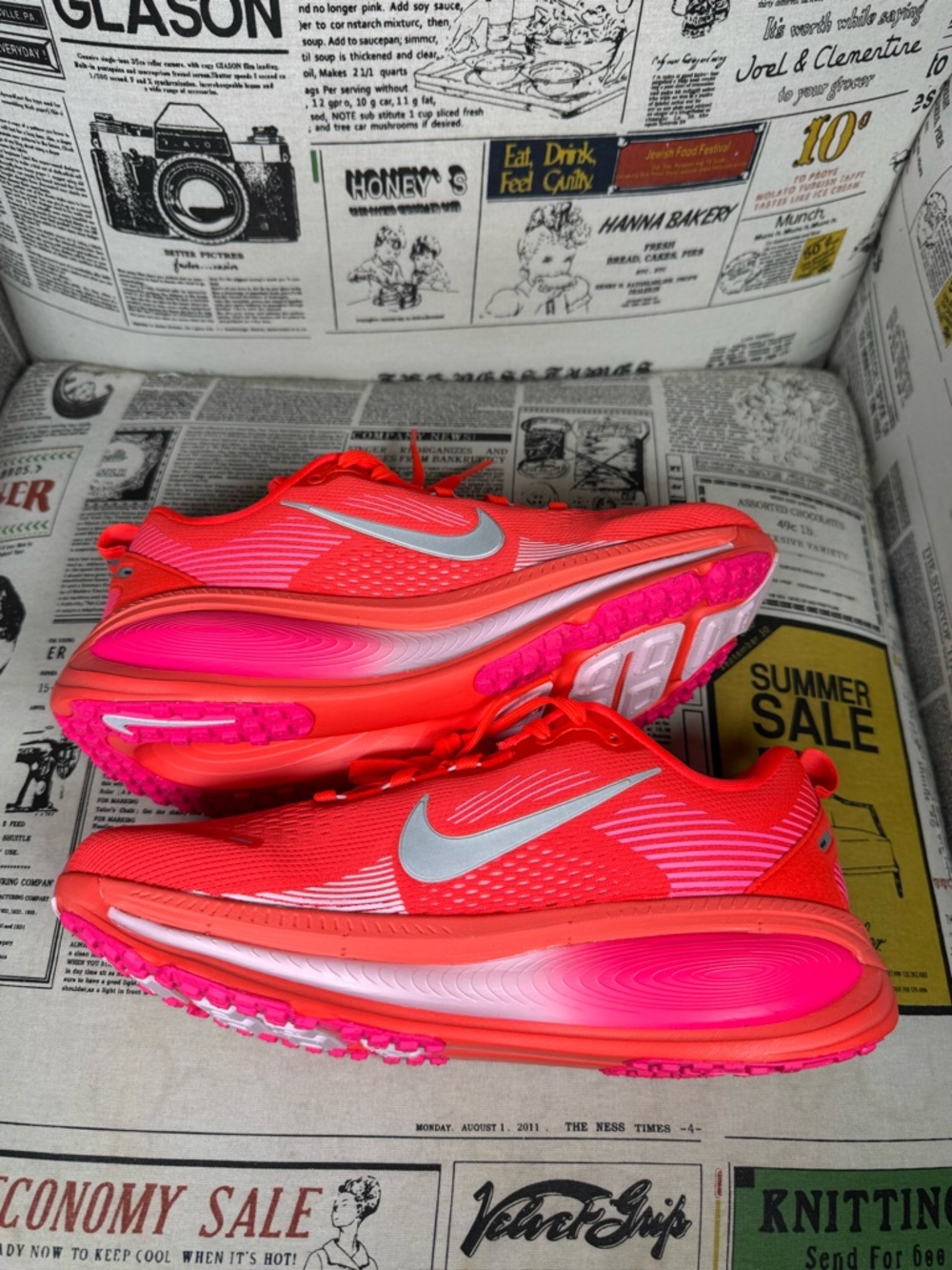 Nike Vomero 18 Bright Crimson/Metallic Silver HM6804-603 Women Size 10 - Picture 3 of 8